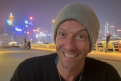 Após fim do noivado com Dakota Johnson, Chris Martin estaria namorando com atriz famosa; saiba quem