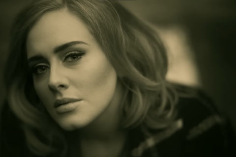 Recordes quebrados, Grammys e hit atemporal: “Hello”, de Adele, completa 10 anos de lançamento